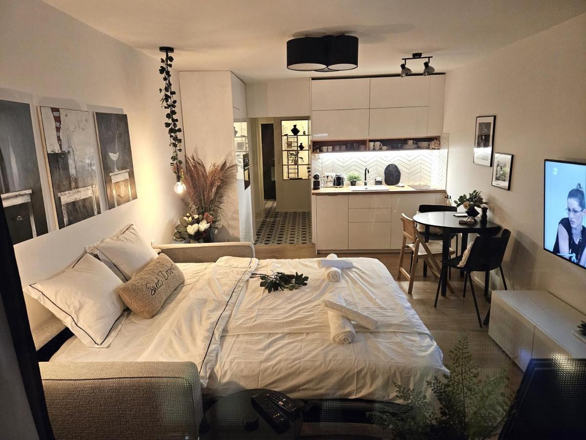 Design Apt In Old Town-Free Parking-Balcony Братислава Экстерьер фото